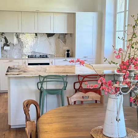 La Maison Carree - Escape To Timeless French Charm 펜션